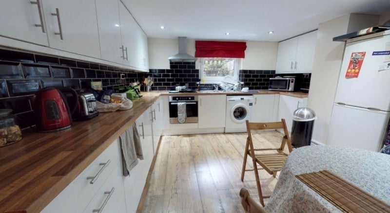 Room Headingley Avenue in Leeds