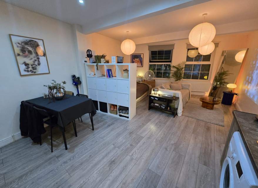 Flat Masons Avenue in Greater London