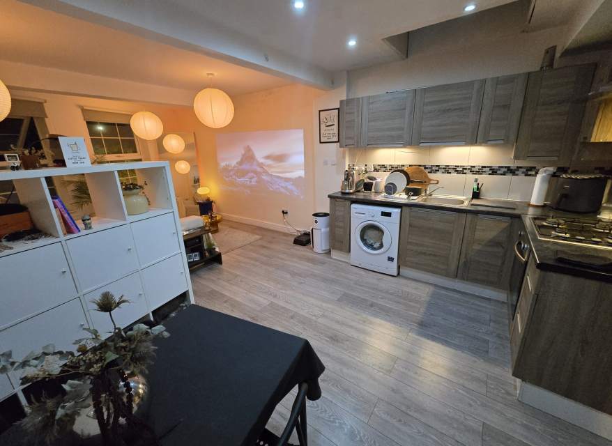 Flat Masons Avenue in Greater London