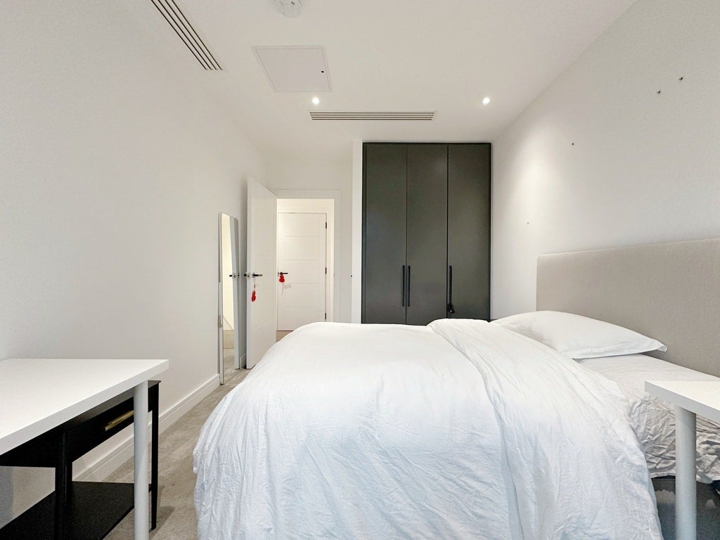 Flat Leamore Street in Greater London