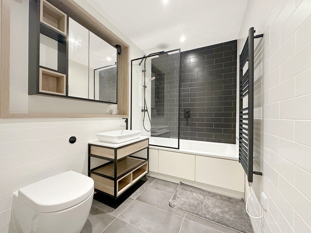 Flat Leamore Street in Greater London