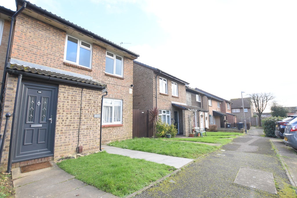 Flat Laing Close in Greater London