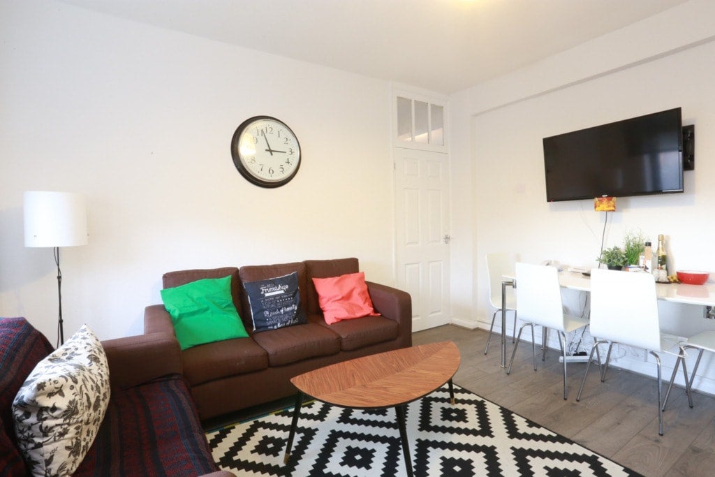 Room Coll's Road in Greater London