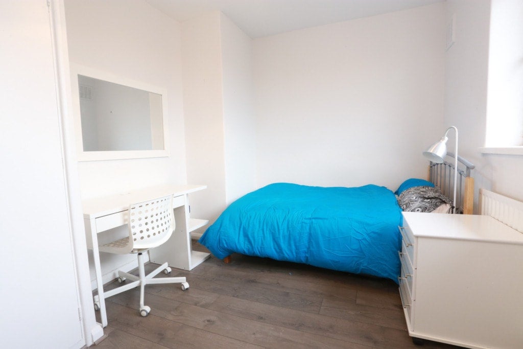 Room Coll's Road in Greater London