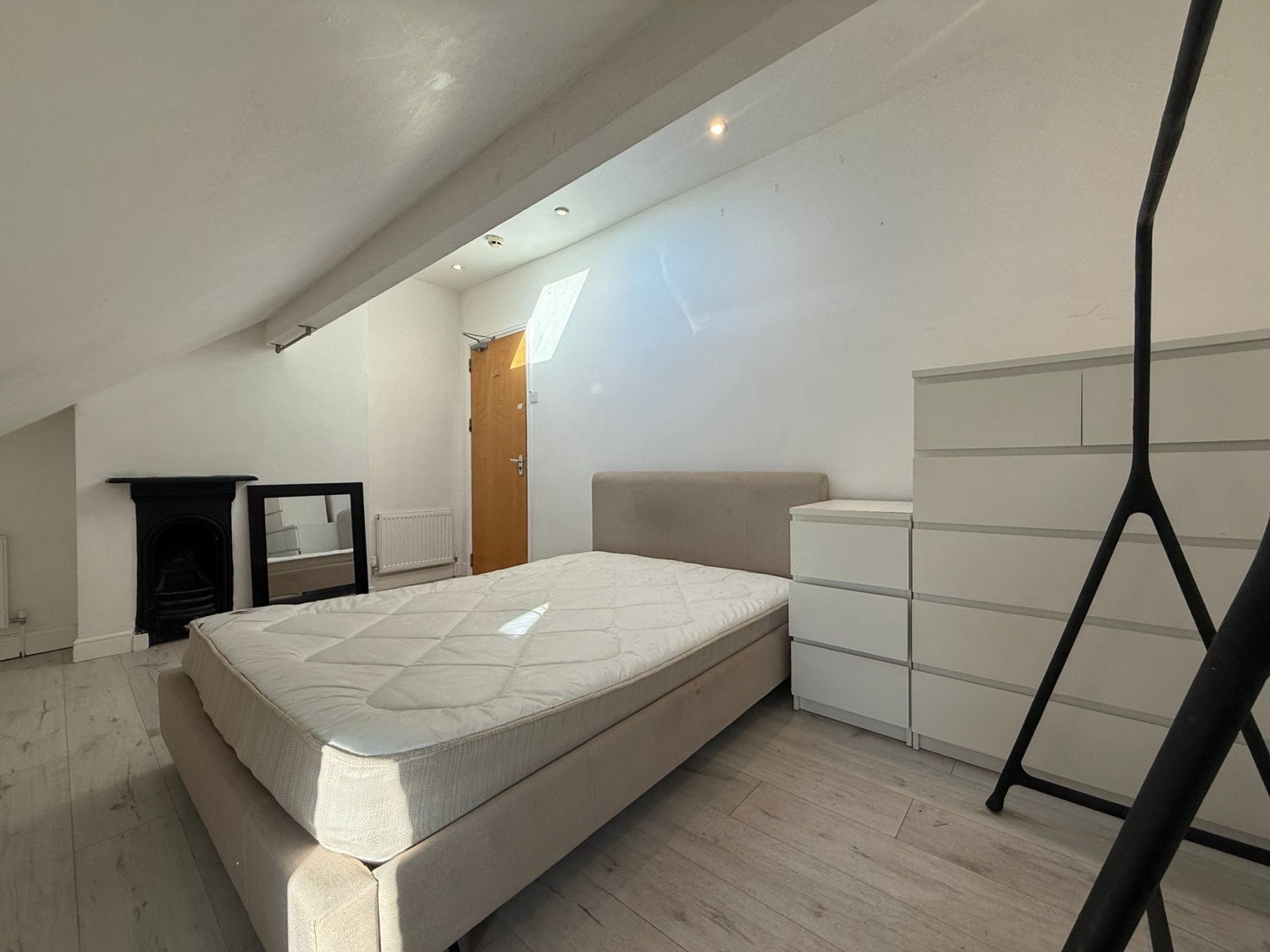 Room Cottrell Road in Cardiff
