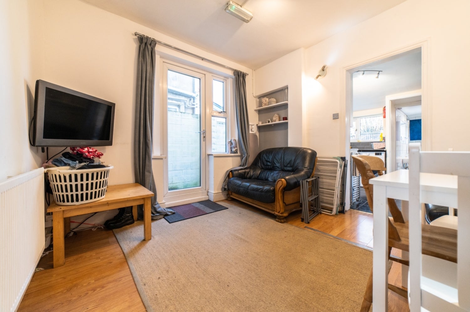 Room Cottrell Road in Cardiff
