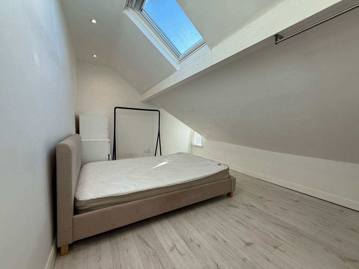 Room Cottrell Road in Cardiff