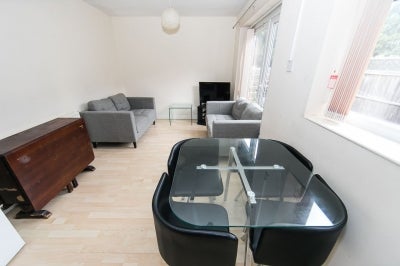 House Springbank Crescent in Leeds