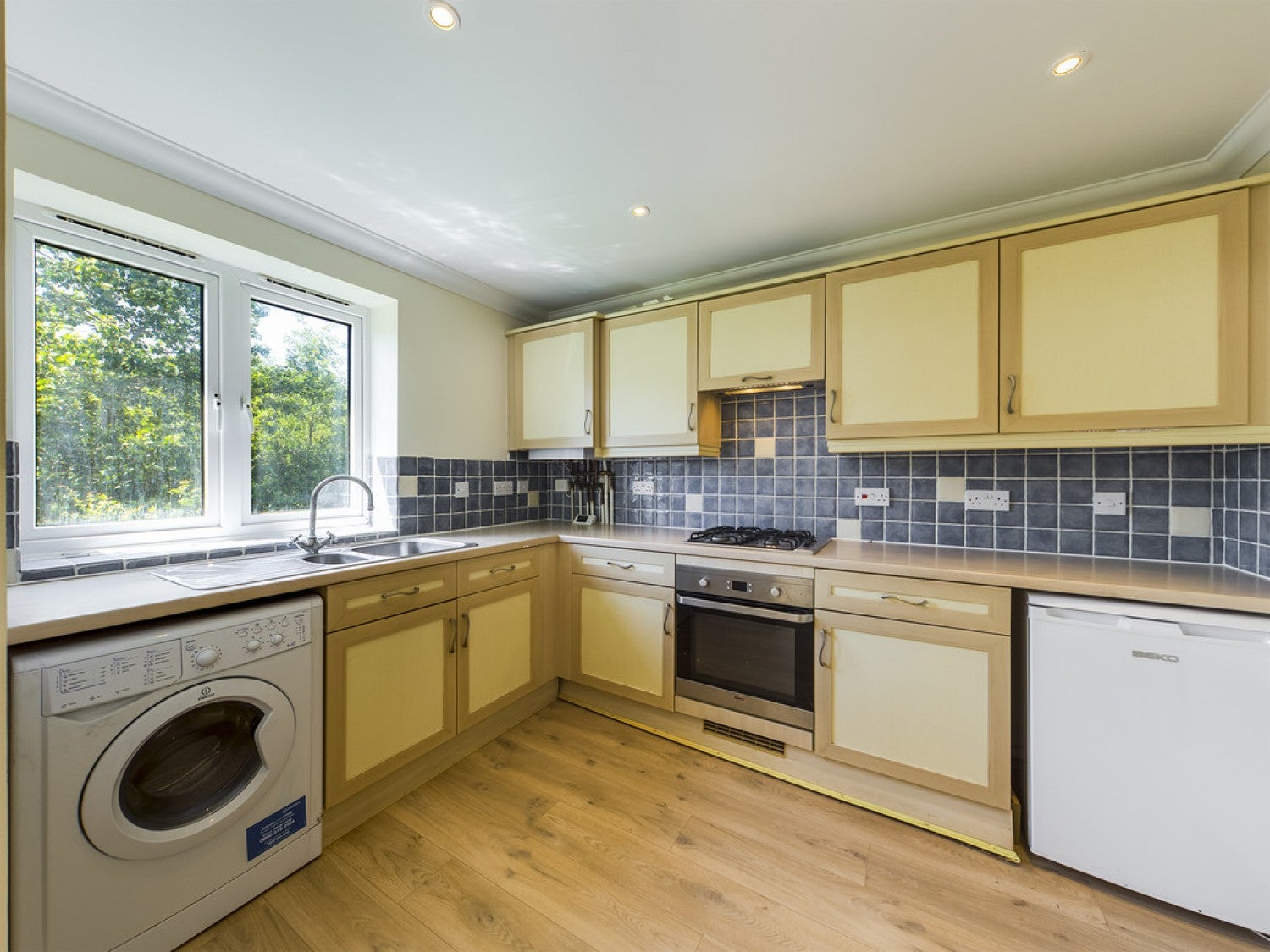 Flat Maidenbower Place in Crawley