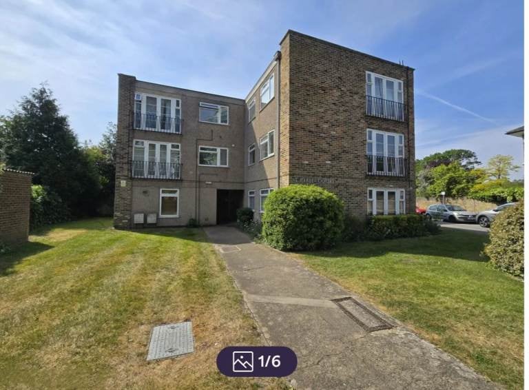 Flat Tiptree Drive in Greater London