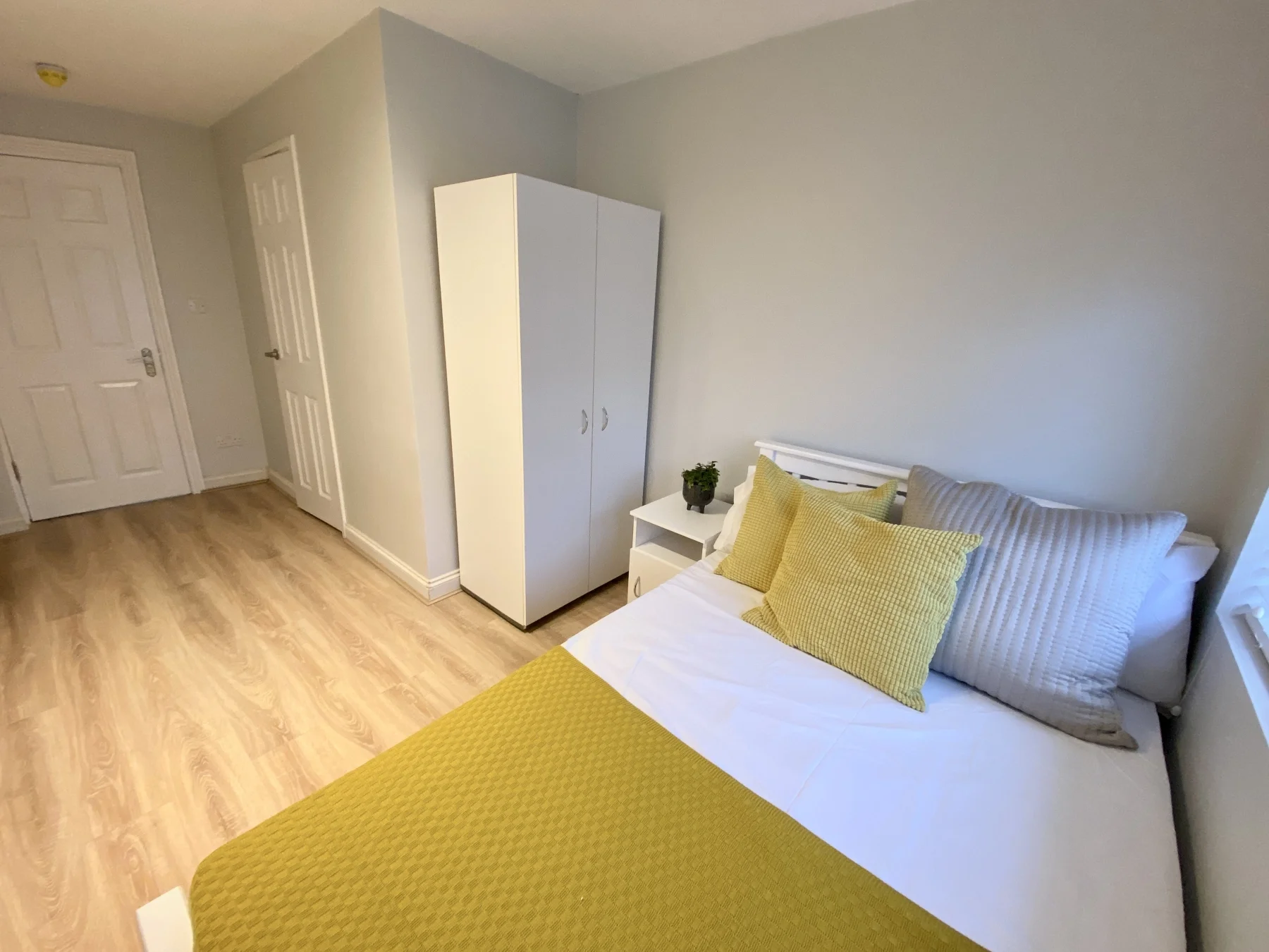 Room Elmhurst Avenue in Greater London