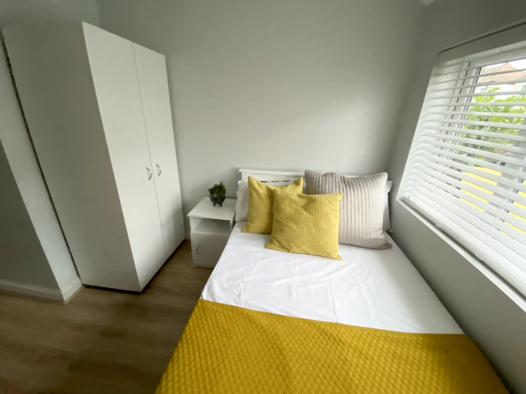 Room Elmhurst Avenue in Greater London