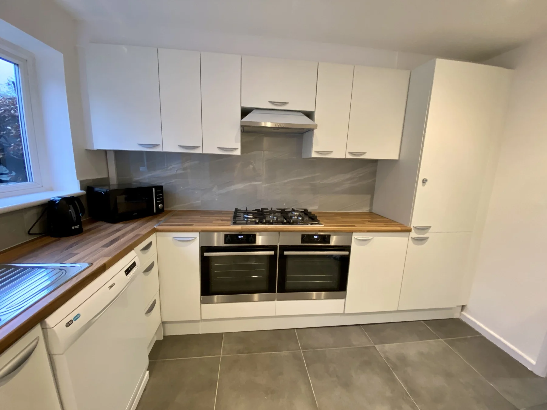 Room Elmhurst Avenue in Greater London