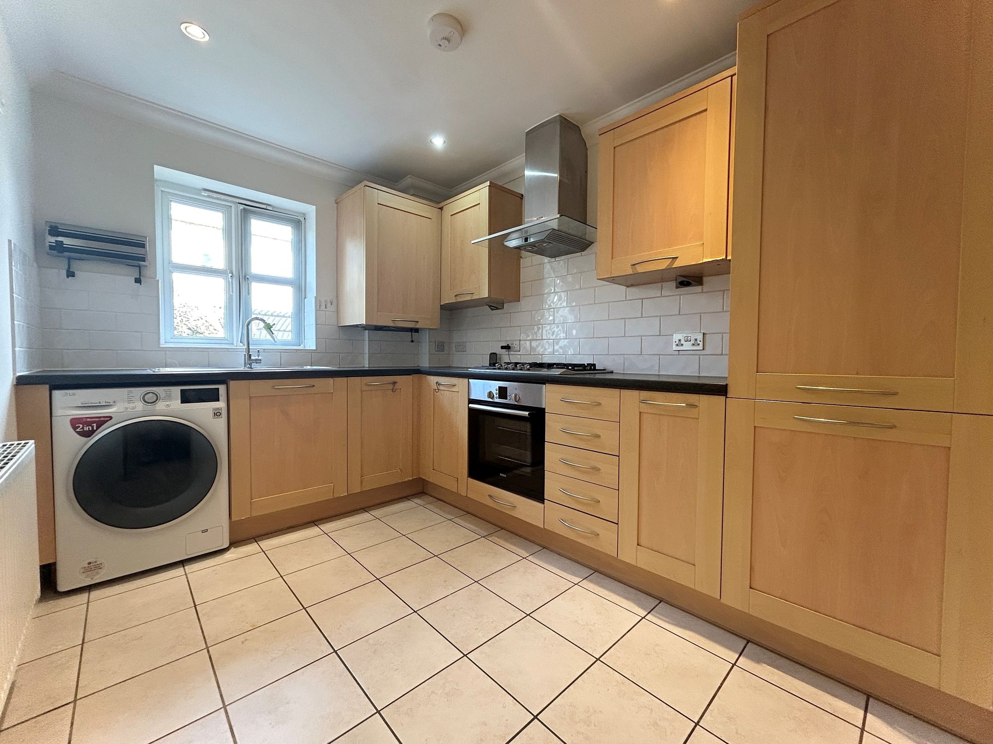 Flat Gander Green Lane in Greater London