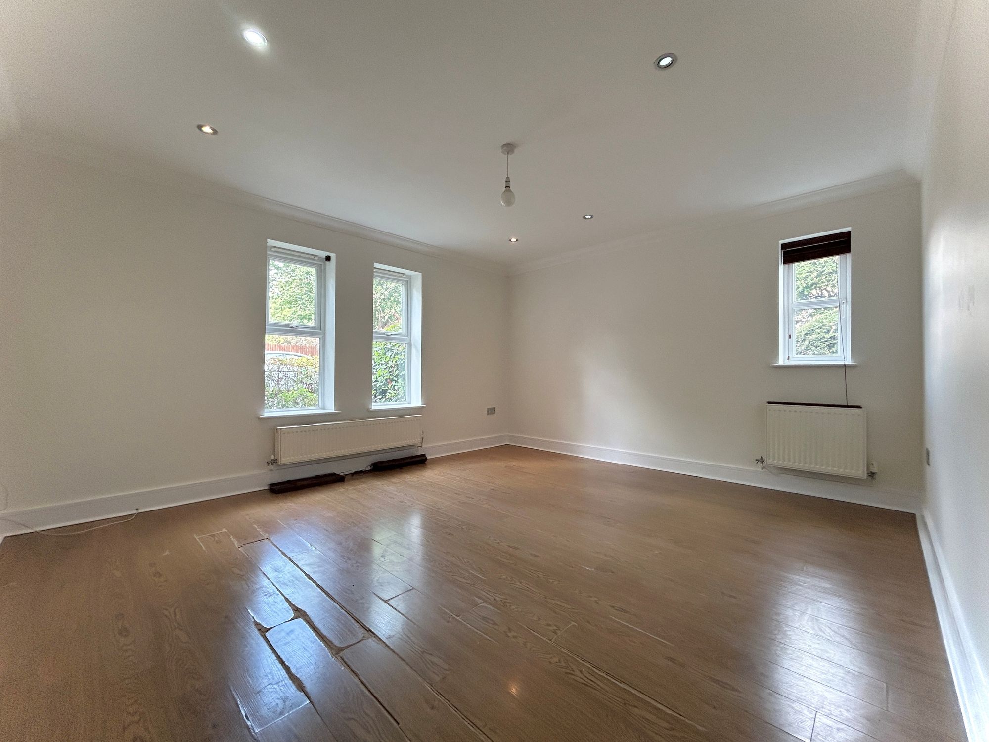 Flat Gander Green Lane in Greater London