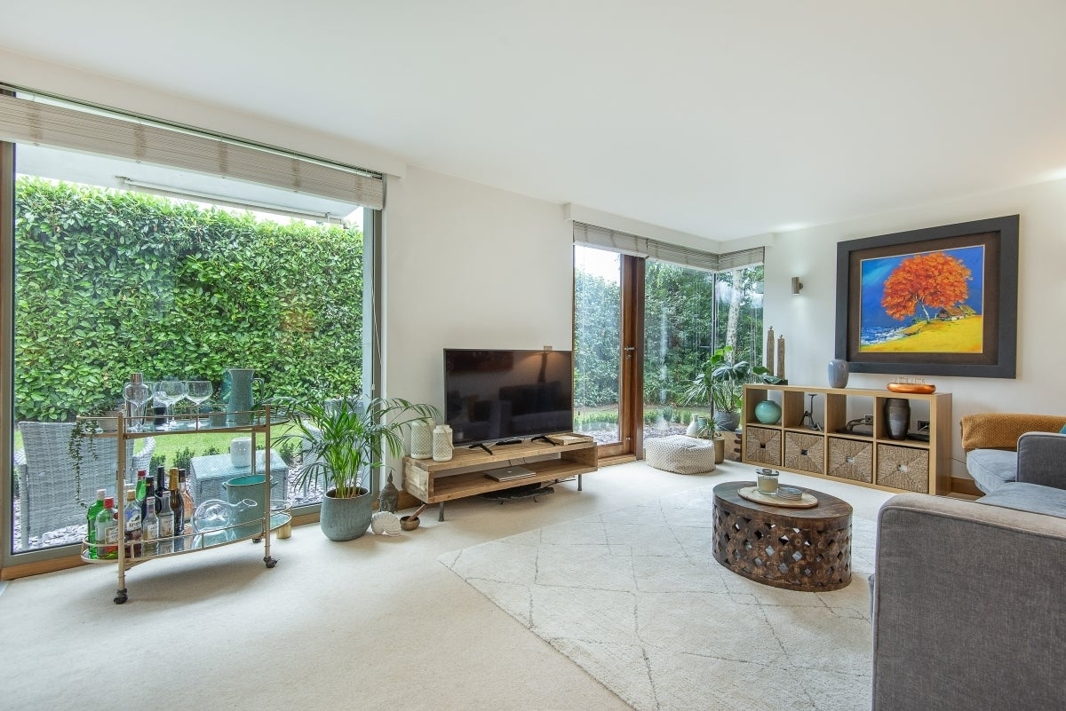 Flat Rivermead Close in Greater London
