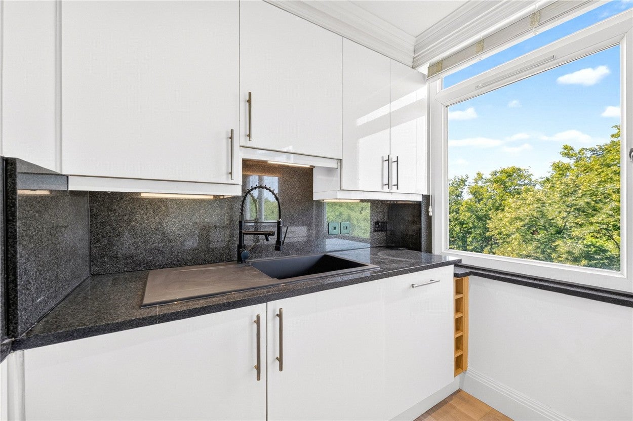 Flat Queen's Terrace in City of Westminster