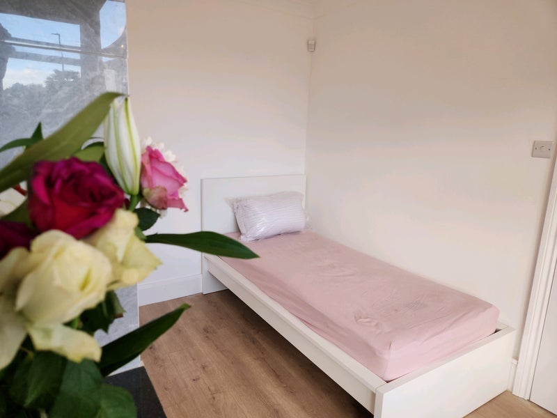 Flat Pasteur Gardens in Greater London