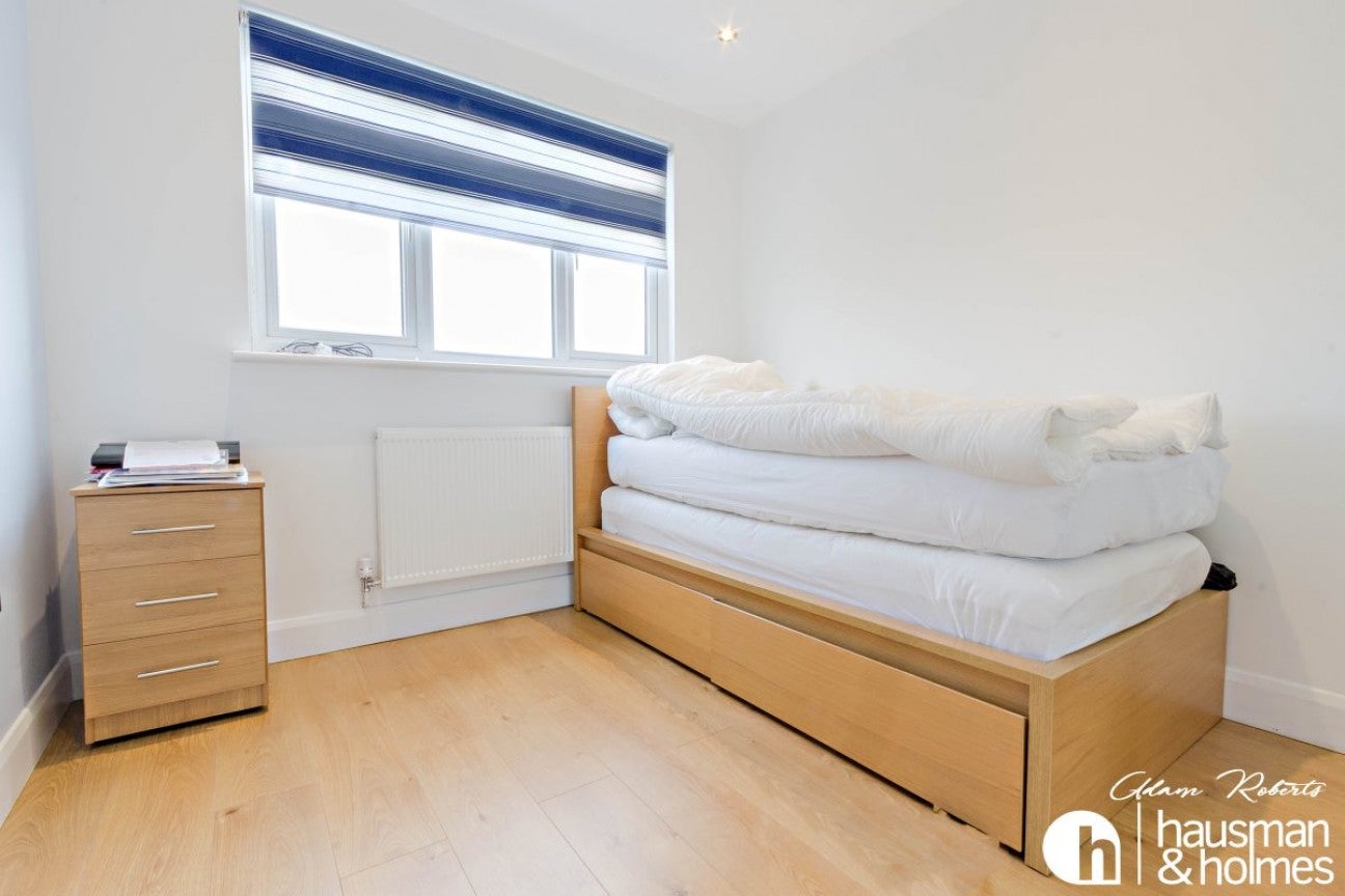 Flat Ashbourne Way in Greater London