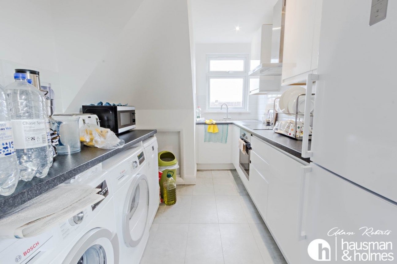 Flat Ashbourne Way in Greater London