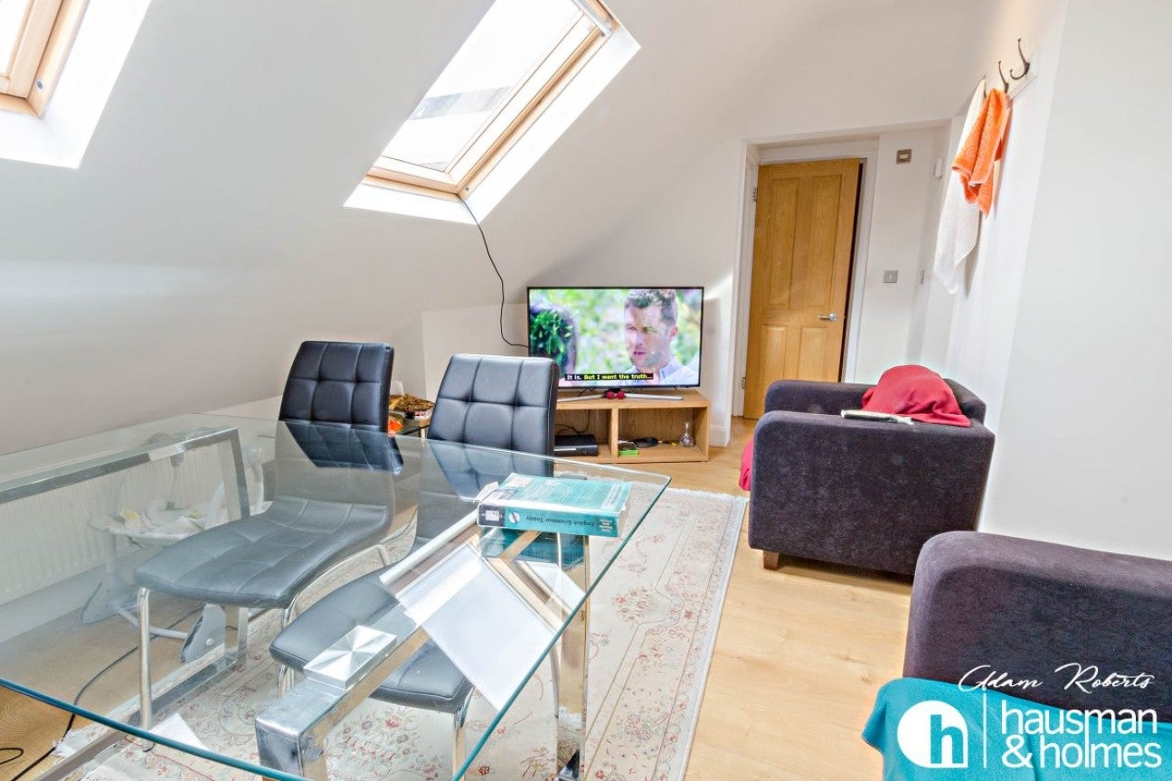 Flat Ashbourne Way in Greater London