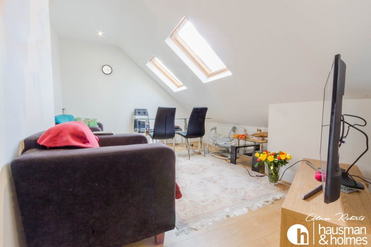Flat Ashbourne Way in Greater London