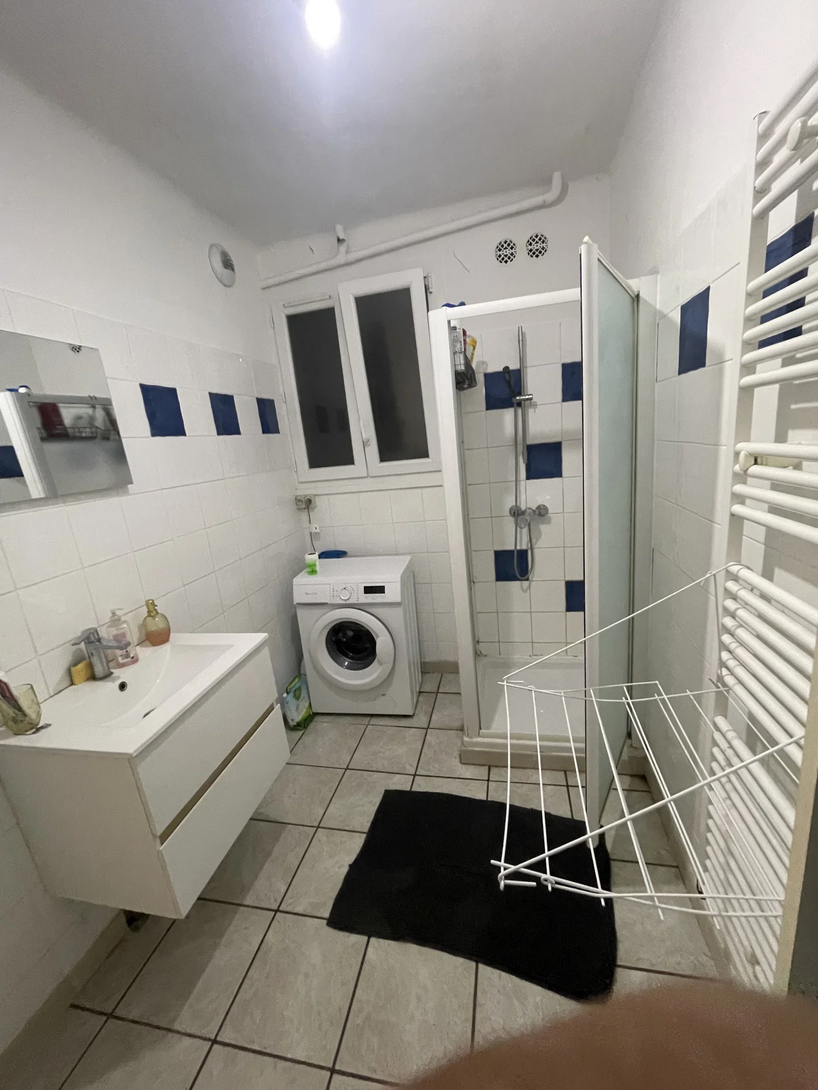 Room Cours Émile Zola in L'Isle-sur-la-Sorgue