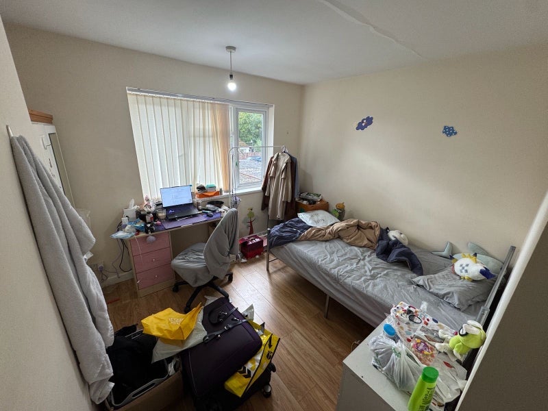 Room Metchley Drive in Birmingham