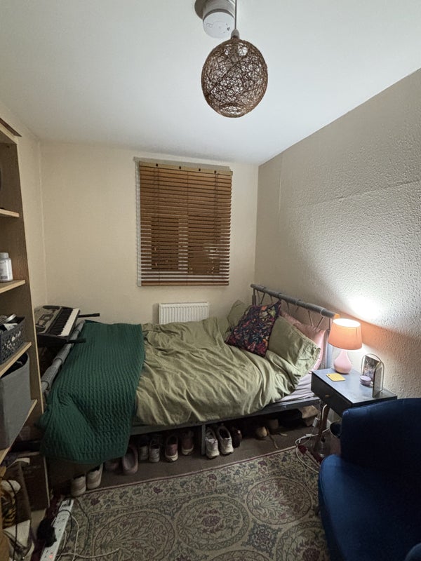 Room Kentish Town Road in Greater London