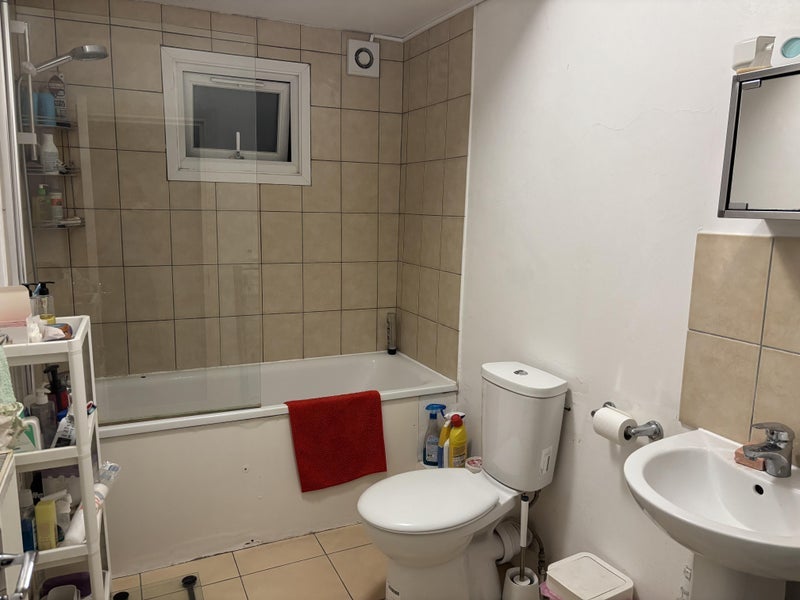 Room Kentish Town Road in Greater London