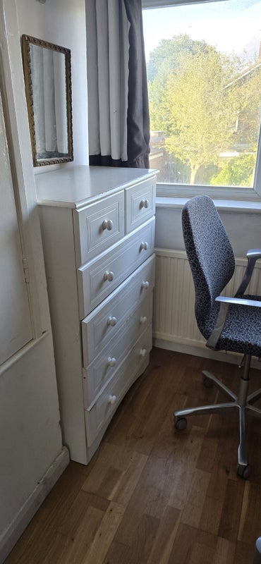 Room Brewer Road in Crawley
