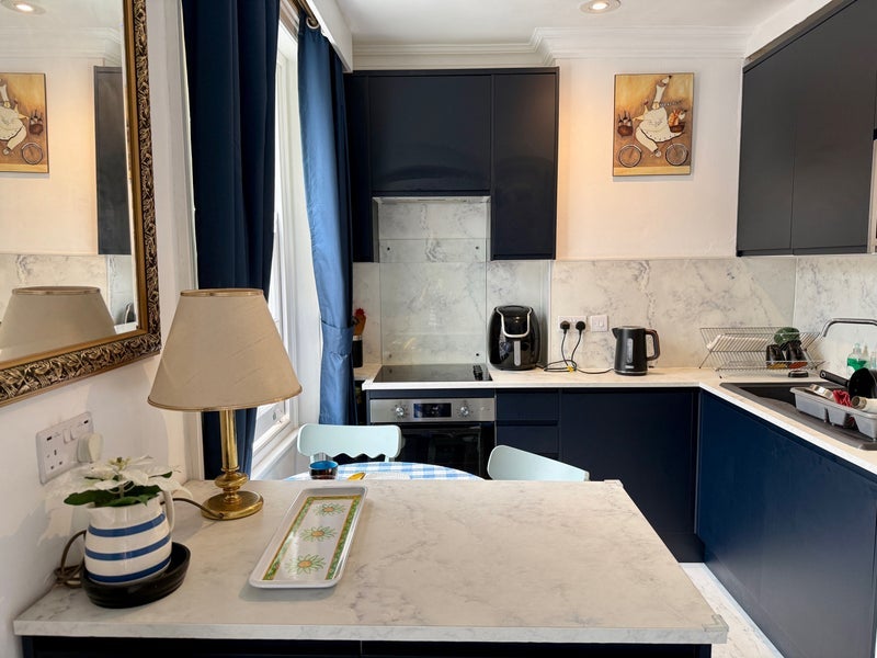 Room St George's Square in City of Westminster