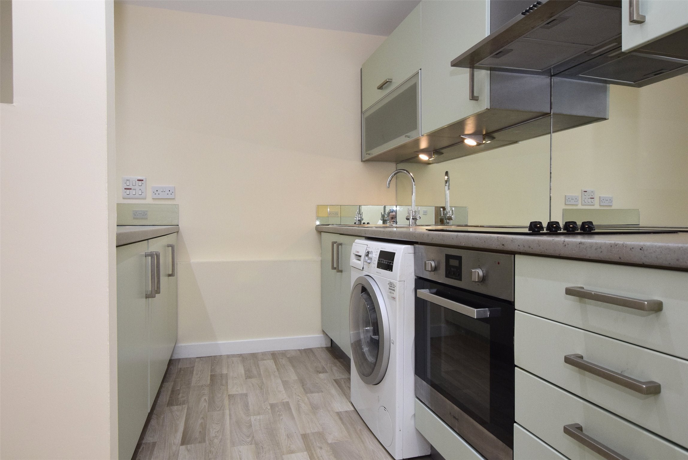 Flat Victoria Road in Greater London