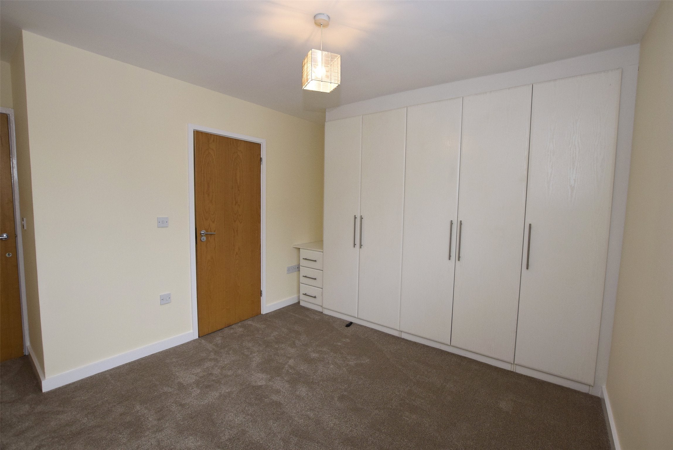 Flat Victoria Road in Greater London