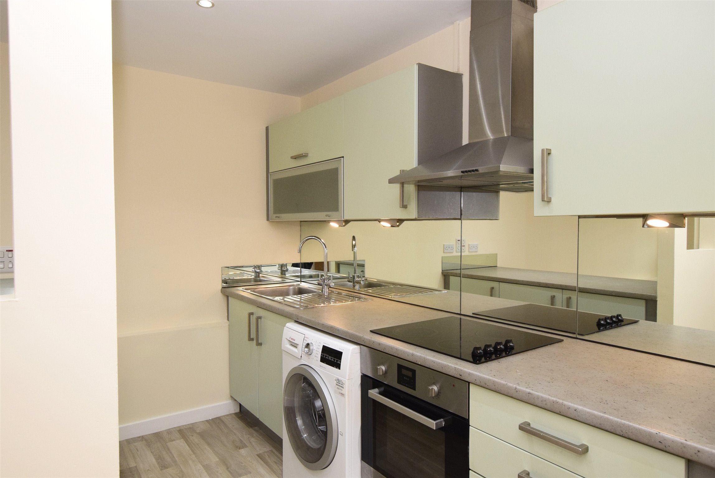 Flat Victoria Road in Greater London