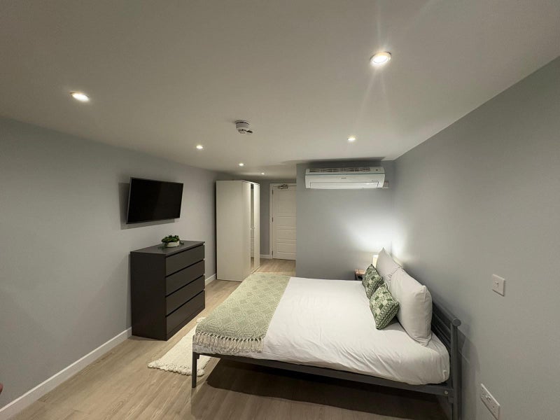 Room London Road in Greater London