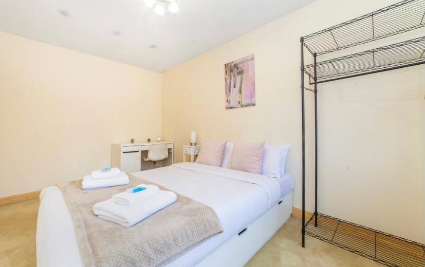 Flat Ellington Street in Greater London