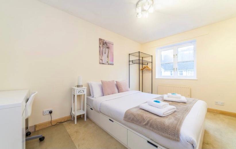 Flat Ellington Street in Greater London