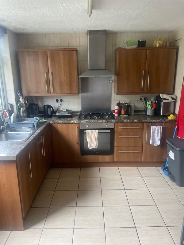Room Ladysmith Avenue in Greater London