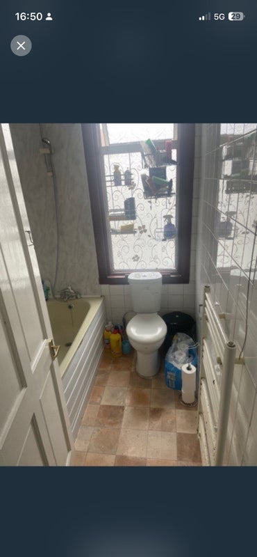 Room Ladysmith Avenue in Greater London