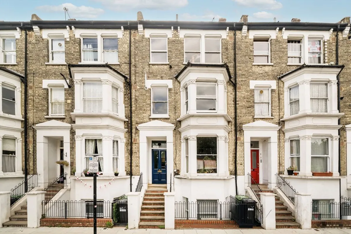 Flat Goodwin Road in Greater London