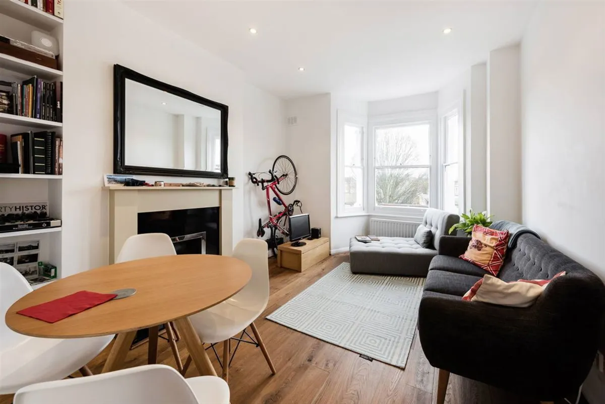 Flat Goodwin Road in Greater London