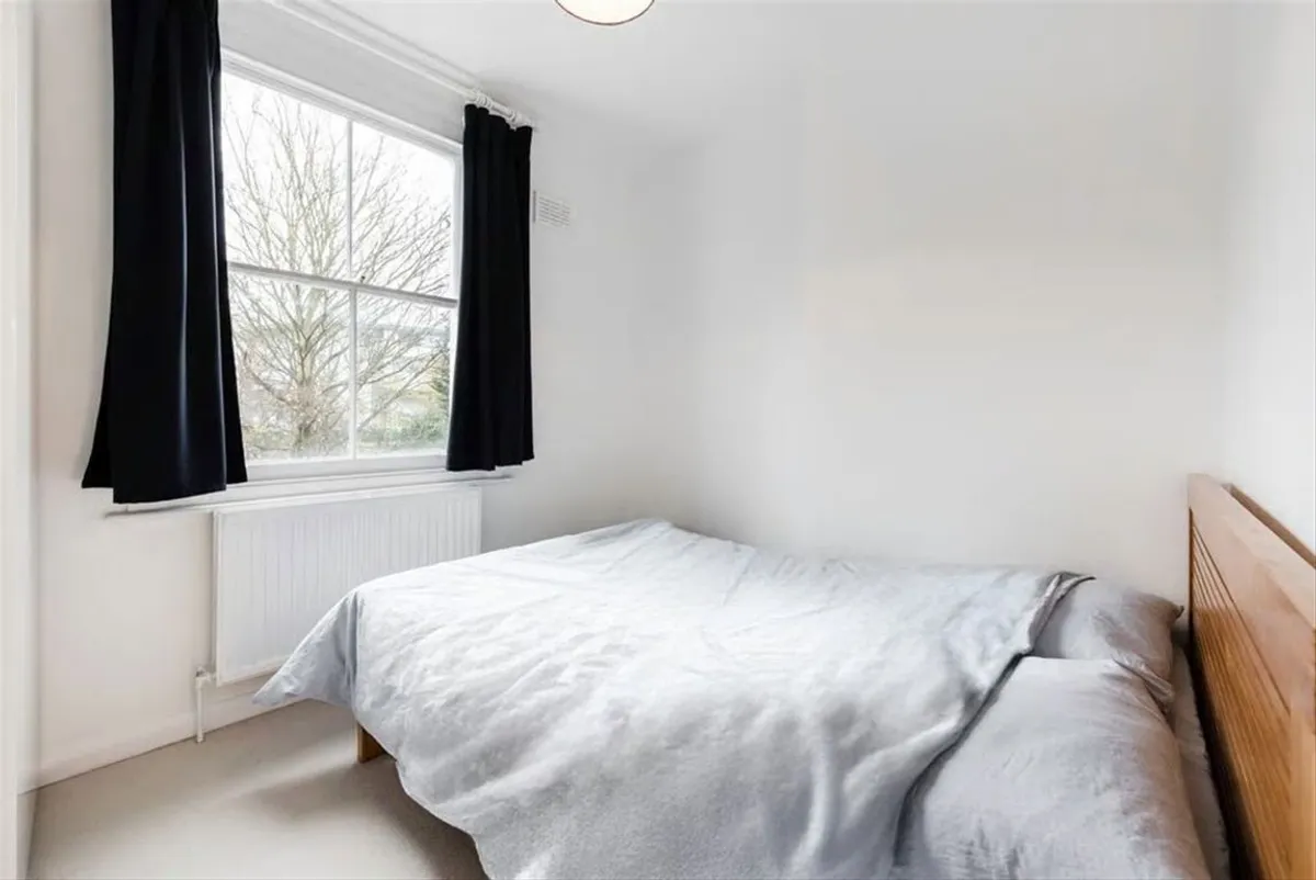 Flat Goodwin Road in Greater London