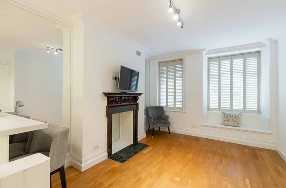 Flat Pavilion Road in Greater London