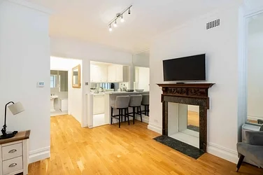 Flat Pavilion Road in Greater London