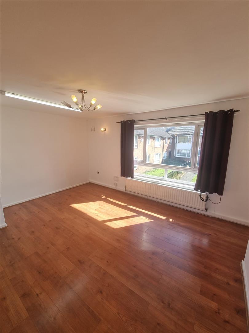 Flat Kenton Crescent in Newcastle upon Tyne
