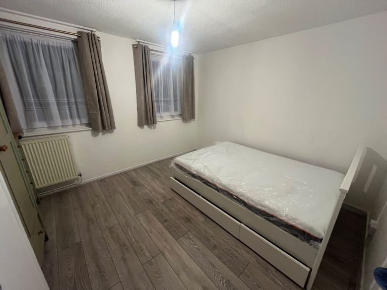 House Kemps Drive in Greater London