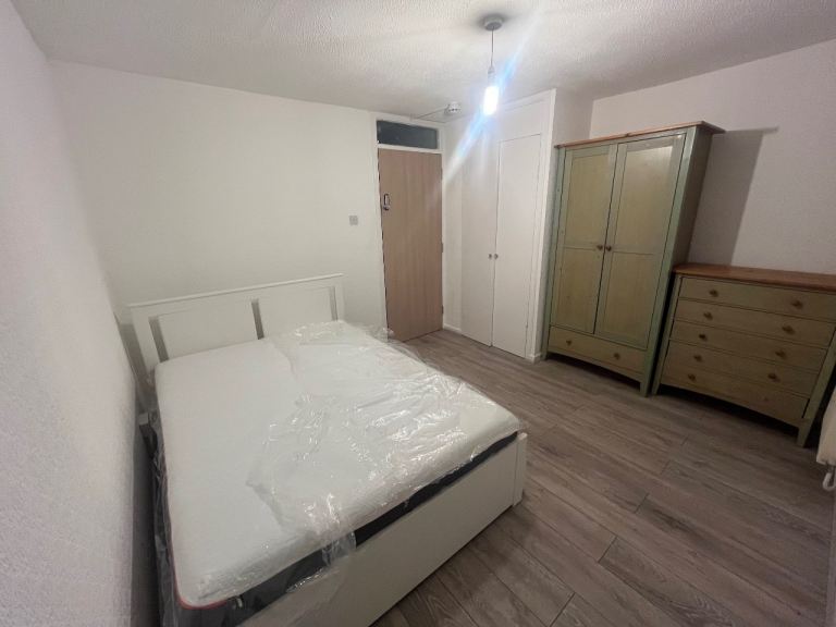House Kemps Drive in Greater London
