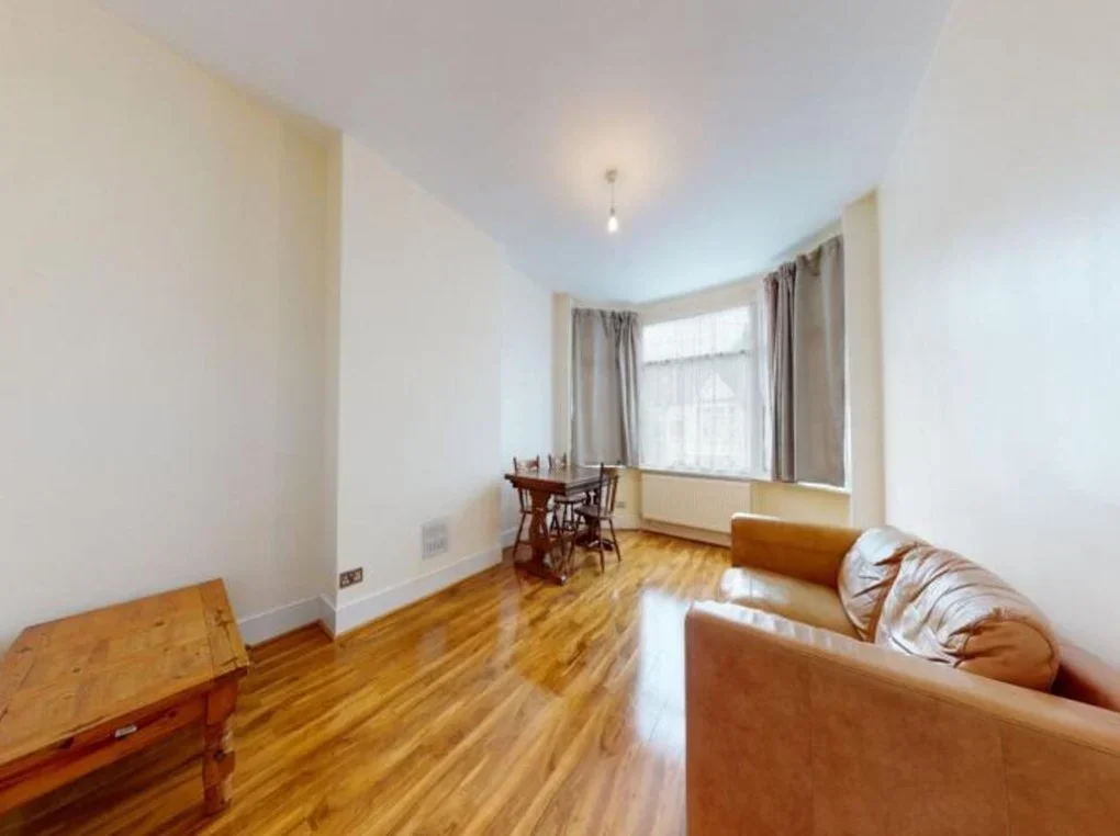 Flat Park Avenue in Greater London