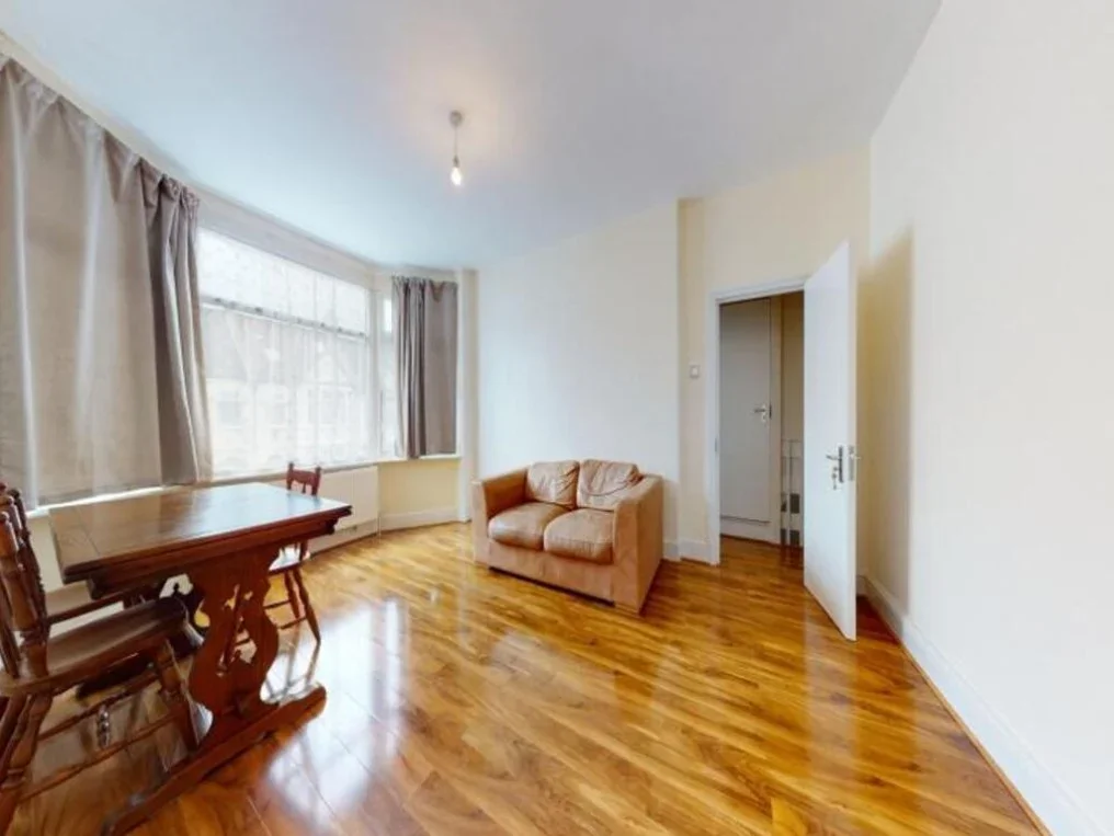 Flat Park Avenue in Greater London